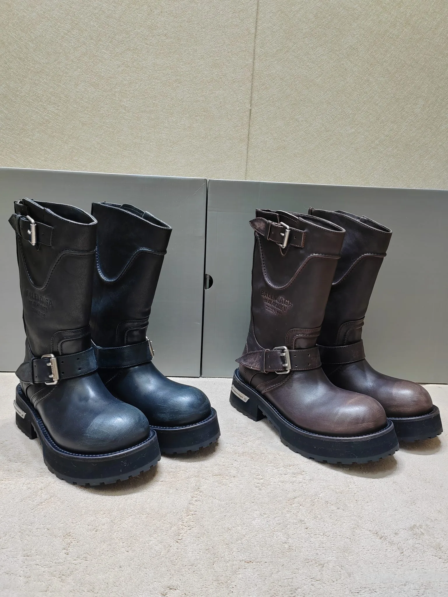 👟👟Ex-factory price 1020👟👟 Balenciaga Balenciaga 25FWVenom Couple Style High Boots Mid-calf boots Please look for the high version. This design is unique with straps and belt elements as highlights. Not only can the boots be firmly attached to the foot, but the tightness can also be adjusted at will. In terms of details, the brand's iconic distressed hardware is used throughout. Cleverly creating a retro wear effect, highlighting individual attitude and matching with thick toothed rubber soles, it not only ensures wearing comfort, but also strengthens the overall sense of fashion and recognition. Venom high boots are undoubtedly a fashion item not to be missed this season. They will add unique charm to fashion lovers' outfits and lead a new round of fashion. Boot height is 270mm. The upper layer of cowhide is distressed. The lining is water-dyed cowhide. Outsole height is 5CM. Original open-molded leather welt combination outsole. Size: 35-40 (custom-made size 40 cannot be returned or exchanged)